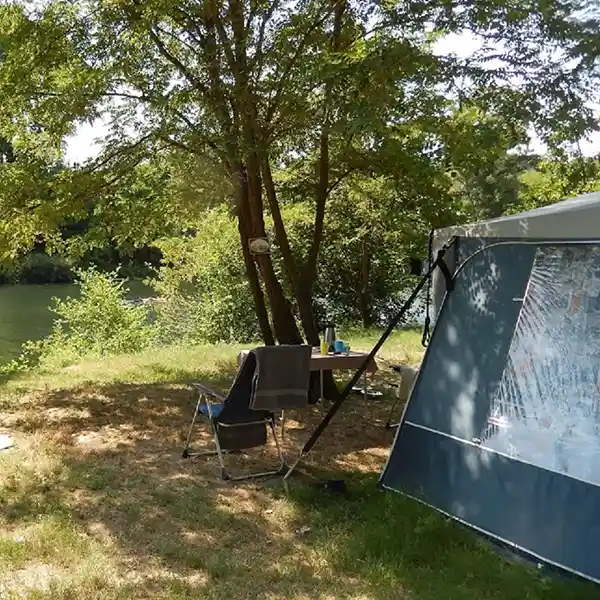 emplacement bord de rivière camping vallée de la Cèze